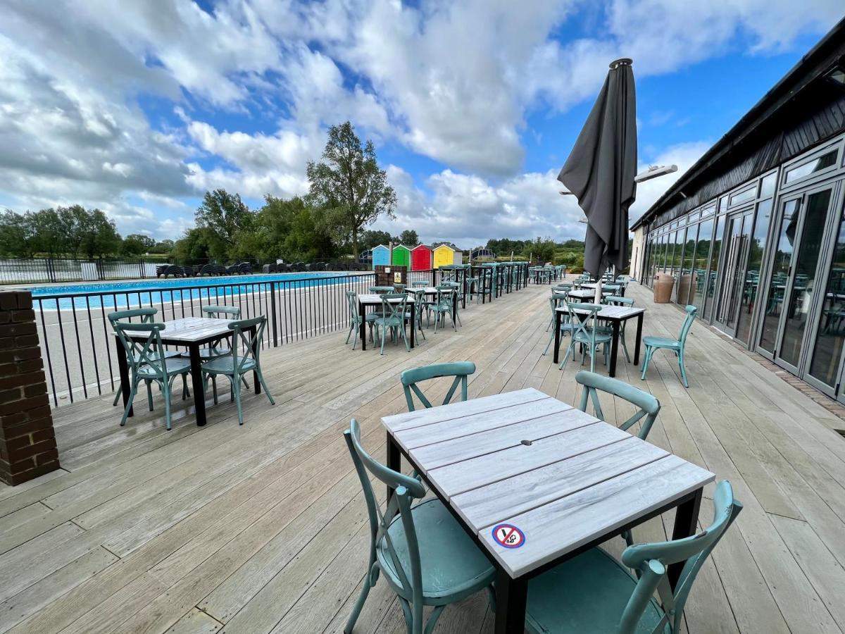 Dragonfly Lodge เซาธ์เซอร์นีย์ ภายนอก รูปภาพ