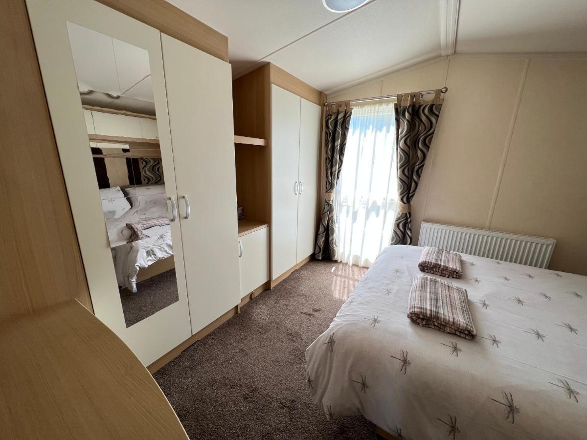 Dragonfly Lodge เซาธ์เซอร์นีย์ ภายนอก รูปภาพ